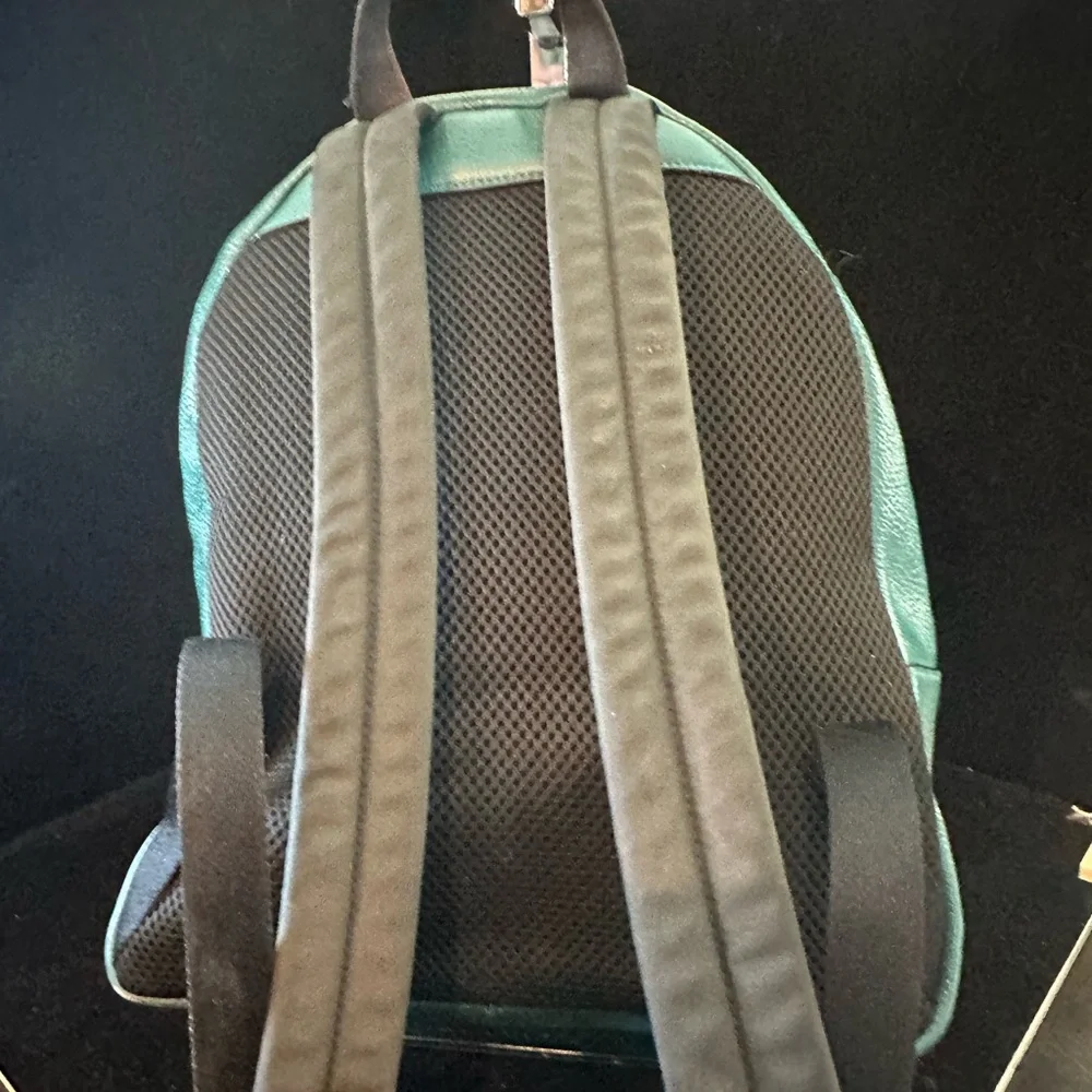 Coach 2019 Teal Pebbled Leather Backpack with Stud Script Logo Gorgeous. - Picture 5 of 13